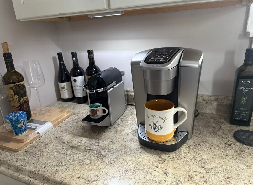 Building Photo - 425 Ferris St