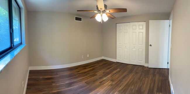 Building Photo - Shaler 2 Bedroom Townhouse
