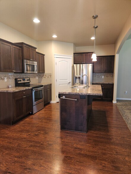 Building Photo - 947 Americana Cir