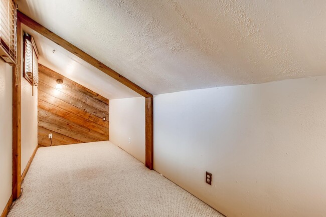 Building Photo - 1525 Crestmore Pl