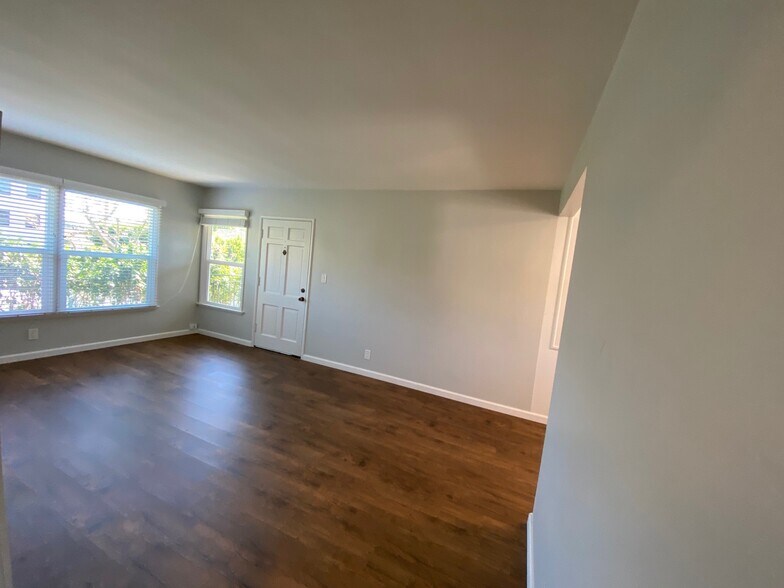 Building Photo - 4439 Lakeside Dr