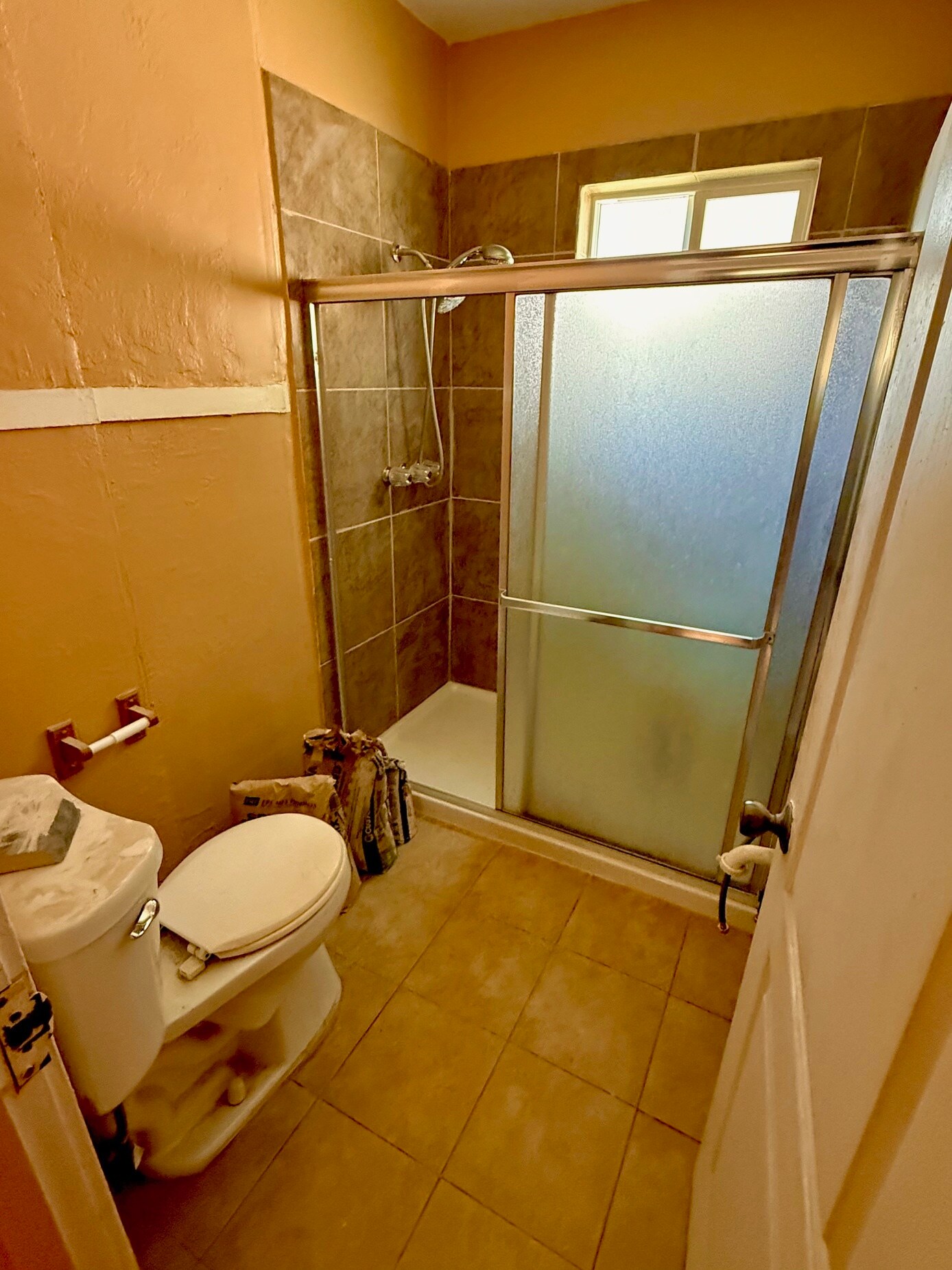 Full bathroom - 523 N Willow Ave