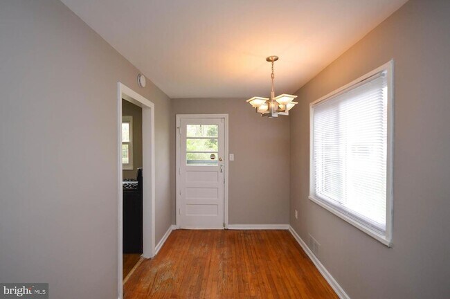 Building Photo - 5000 Surrey Ln