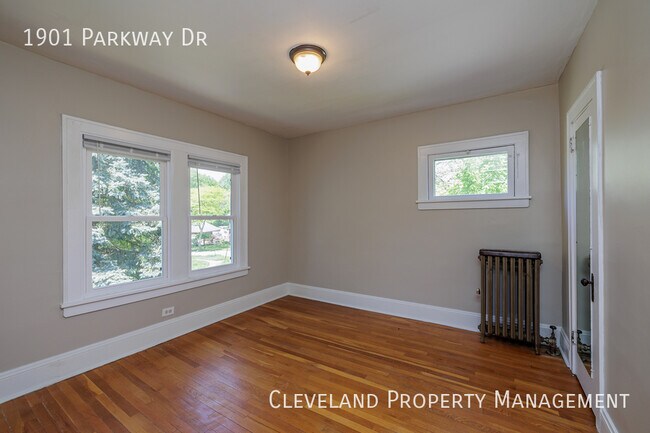 Building Photo - Updated Cleveland Hts. Colonial