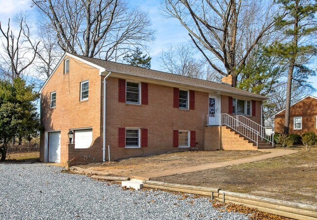 Primary Photo - Spacious 3 Bed 2 Bath Rancher Available NOW