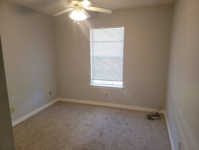 Building Photo - Fantastic location! This end unit offers t...