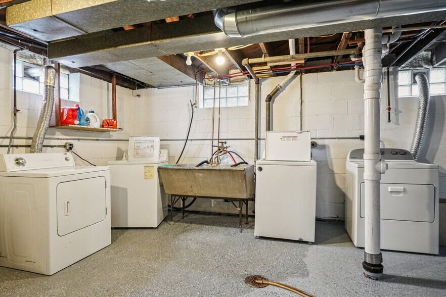 Building Photo - 1705 W Custer Ave