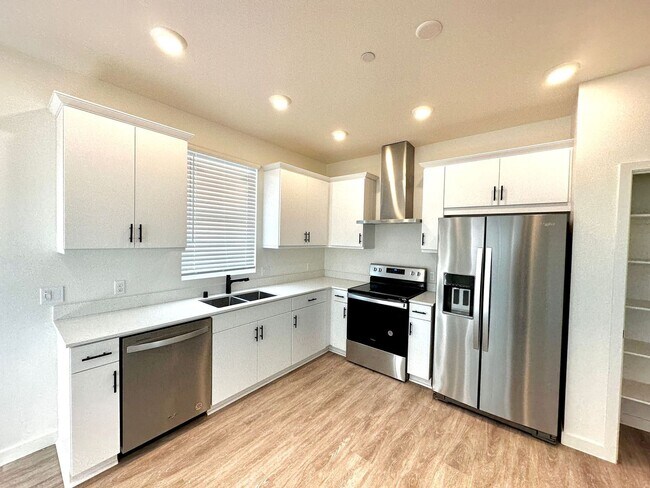Building Photo - FIRST MONTH FREE! 2 Bedroom / 2 Bathroom o...