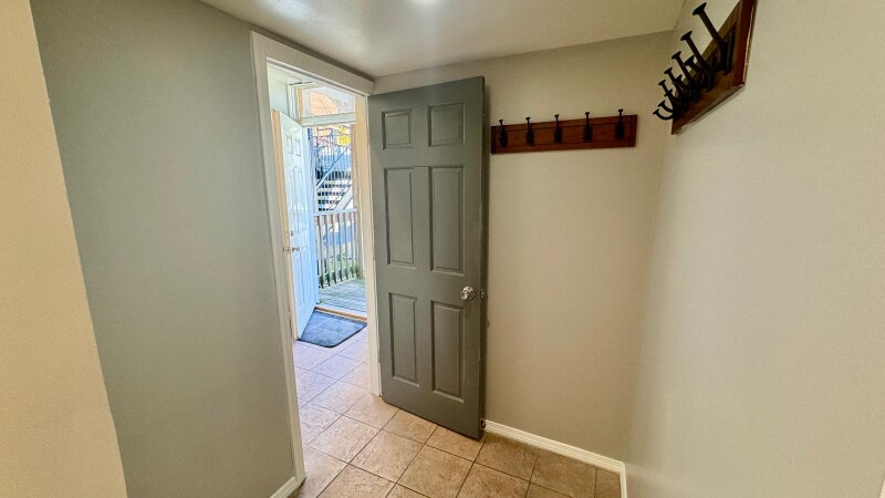 Building Photo - 1360 W Evergreen Ave