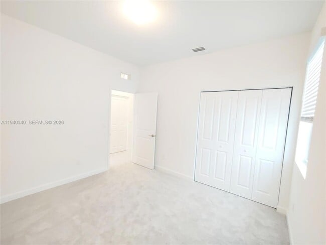 Building Photo - 400 SE Crossoak Ln