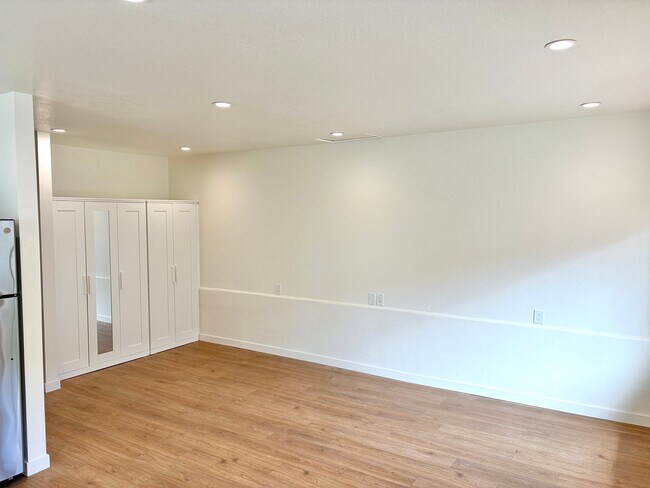 Building Photo - 1527 Calavo Rd