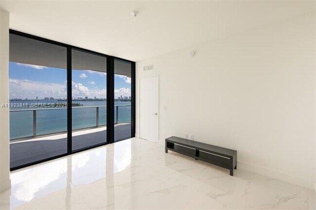 Building Photo - 700 NE 24th St