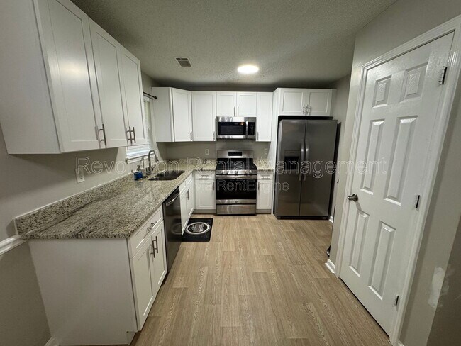 Building Photo - 1618 Village Pl Cir NE