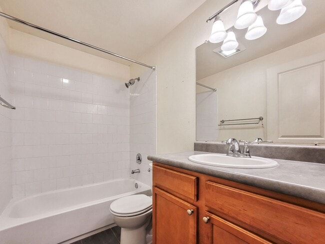 Building Photo - Modern Top-Floor 2BR/2BA Near Downtown Iss...