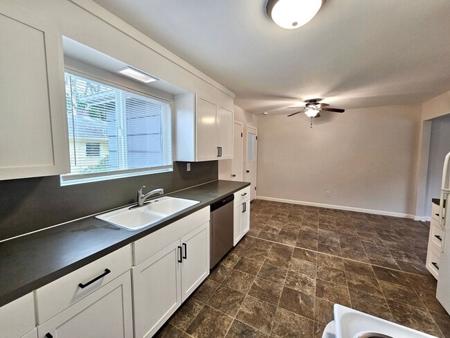 Building Photo - Newly Updated 3 Bed, 1.5 Bath Duplex Unit with Garage in Lovely Inner SE