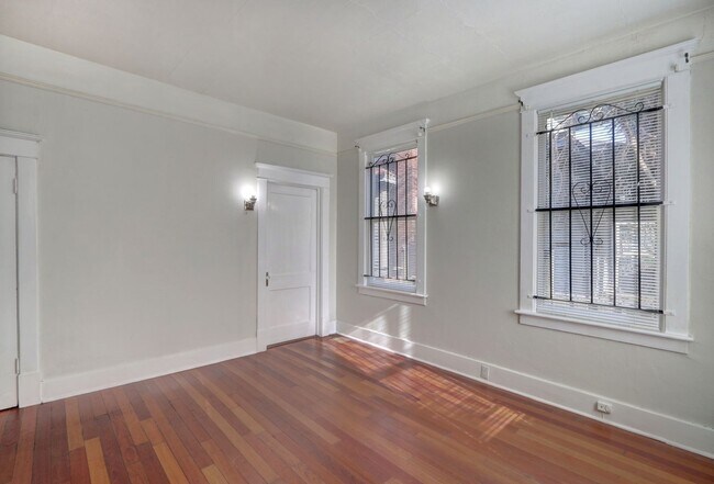 Building Photo - Large Historic Three (of four) Bedroom Apartment