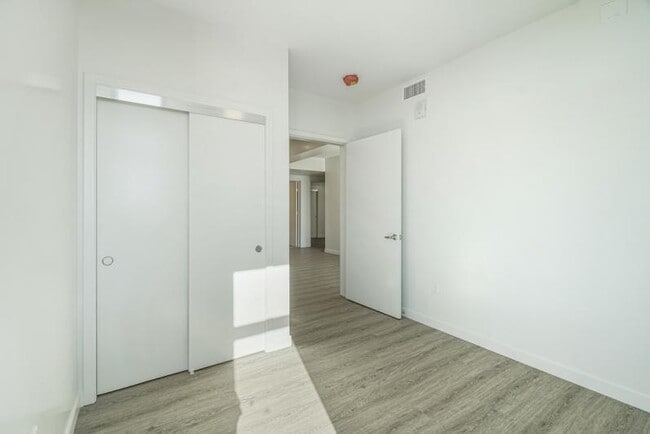 Building Photo - New Contemporary Sunny Apartment With Views