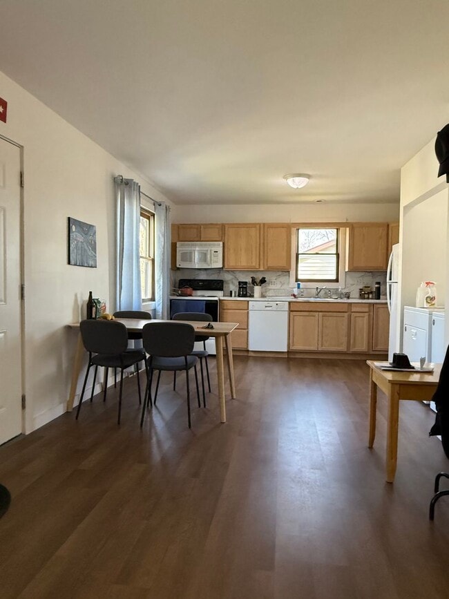 Building Photo - 2 BDRM, 10 MONTH LEASE AVAIL AUGUST-MAY (2...