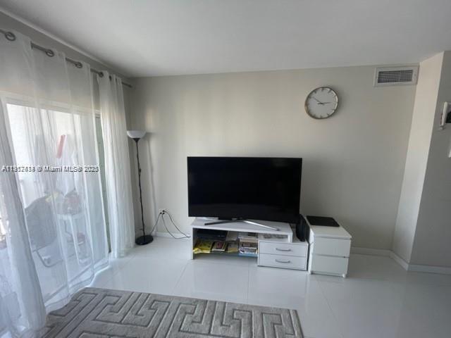 Building Photo - 500 Bayview Dr