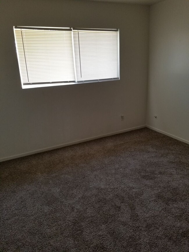 Building Photo - 3 Bedroom 2 Bathroom Home for Rent in Hanford