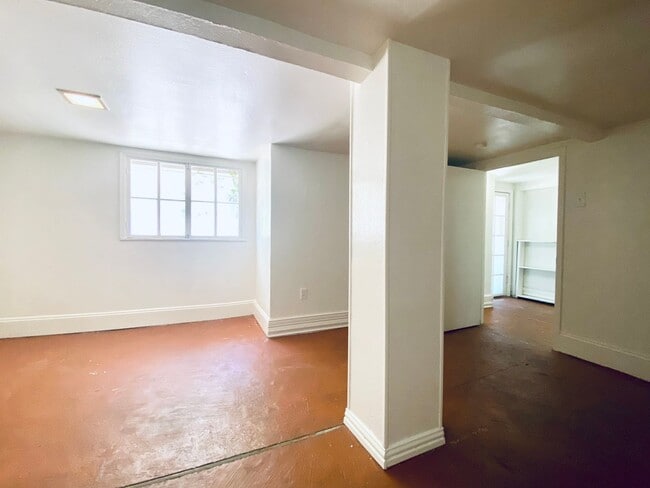 Building Photo - Unique Basement Unit in a Triplex- 309 E. 32nd- Available for July!