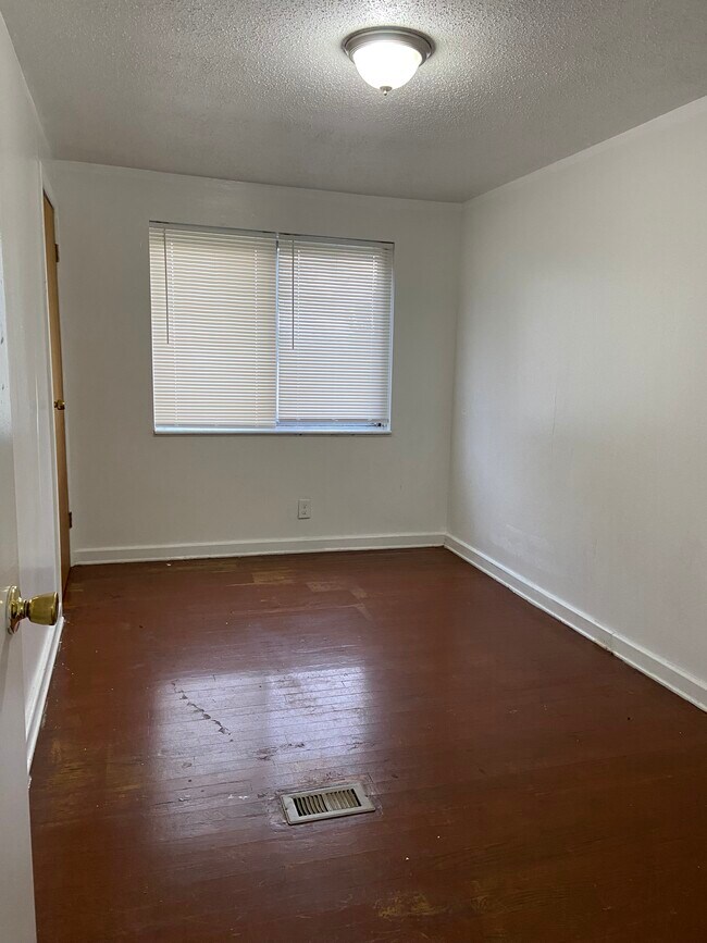 Building Photo - 11443 Caddilac Ave