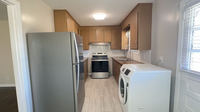Building Photo - Awesome 2BR/1Bathroom Apartment in popular LAKEWOOD near Duke University!
