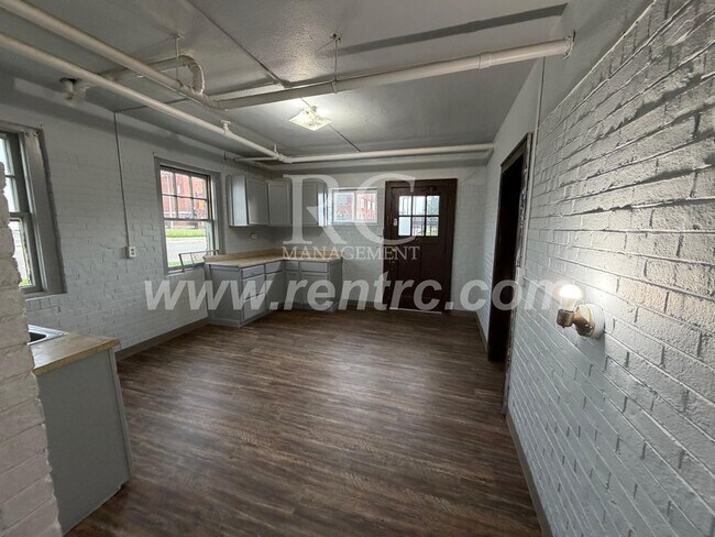 Building Photo - 210-148 Walnut-