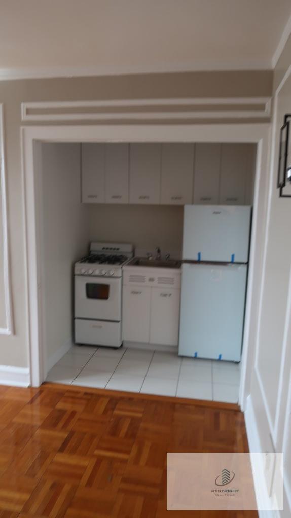 Building Photo - 1209 W Sherwin Ave