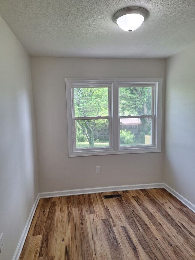 Building Photo - Duplex located in the heart of Oak Ridge.