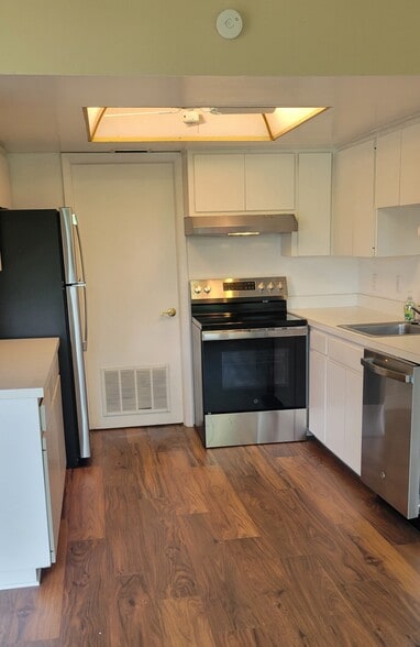 Kitchen - 204 Orienta Point St