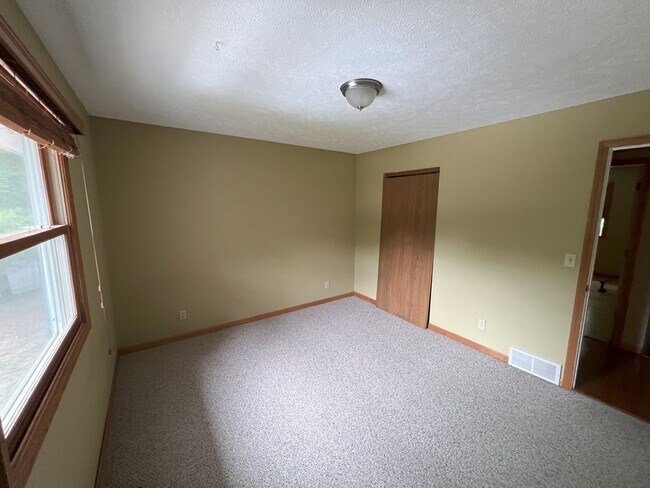 Building Photo - 4262 Eagle Crest Dr