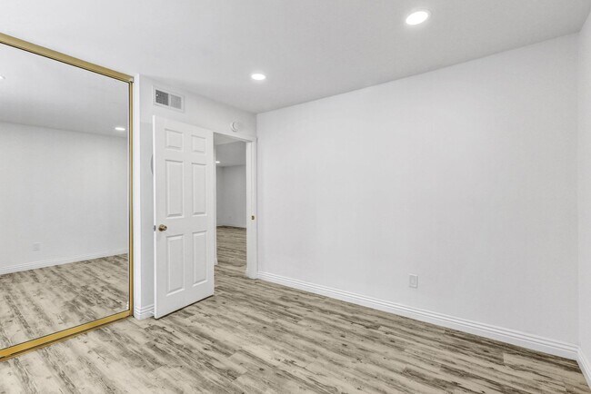 Building Photo - $500 MOVE IN SPECIAL! 2 BD, 2 BA Condo at Mission Plaza! 1000 Sq Ft w/ Great Amenities!