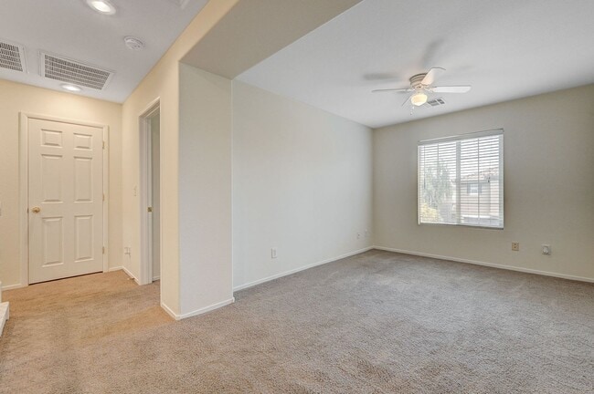 Building Photo - *MOUNTAINS EDGE 3 BED 2.5 BATH * COMMUNITY POOL, FITNESS CENTER, AND SPA *