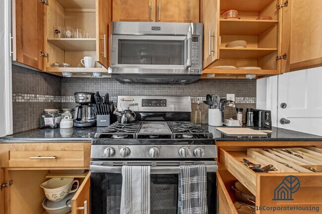 Building Photo - Furnished 3-Bedroom Lower Apartment on Delaware Ave