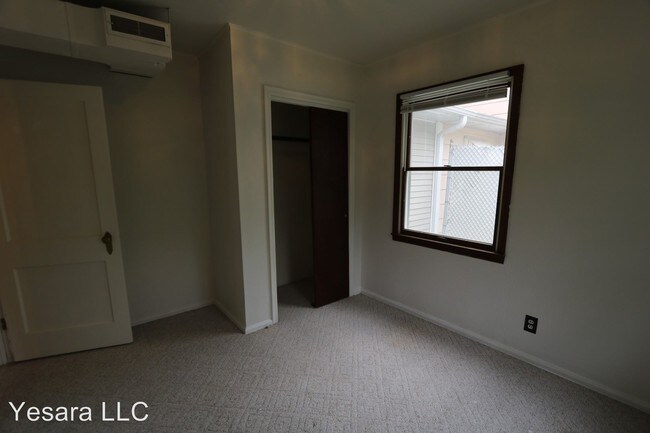 Building Photo - 121-123-123 Melrose Ct