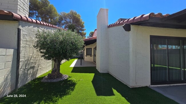 Building Photo - Stunning 3bed/2bath home nestled in a grea...