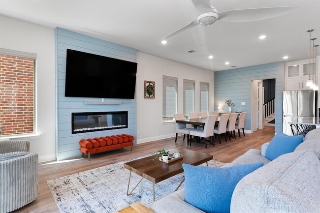 Building Photo - 7309 Sunset Blvd