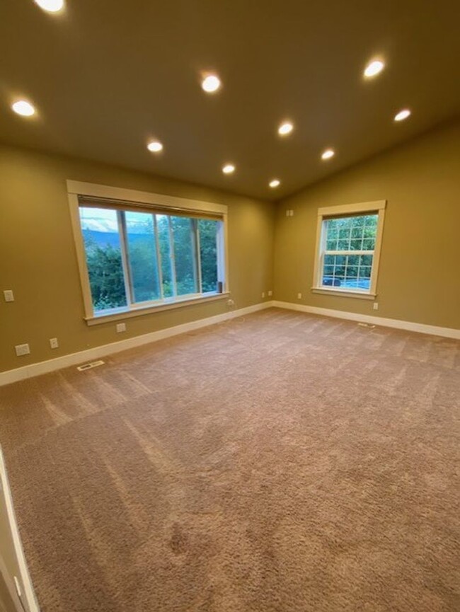 Building Photo - Charming home located in beautiful Orting!