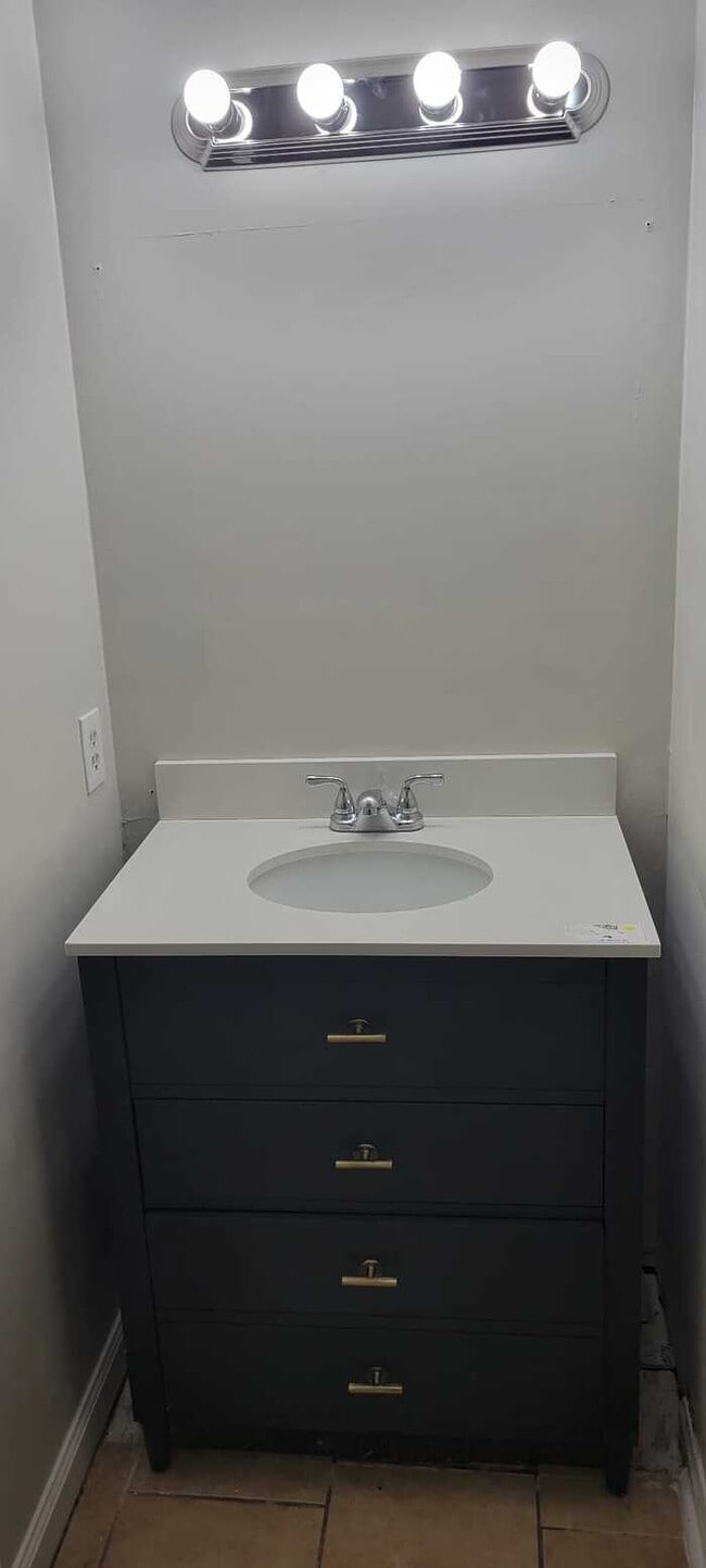 Building Photo - Three Bedroom Split Level Home/Unfinished Basement