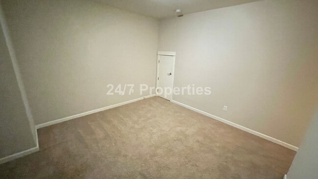 Building Photo - Beautiful 3 BD I 3.5 BA Townhome w/ Double...