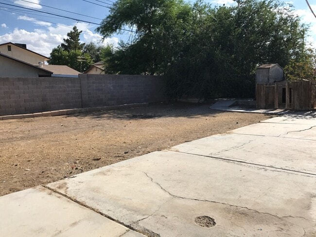 Building Photo - Beautiful 4 Bedroom 2 Bathroom house ( Smo...