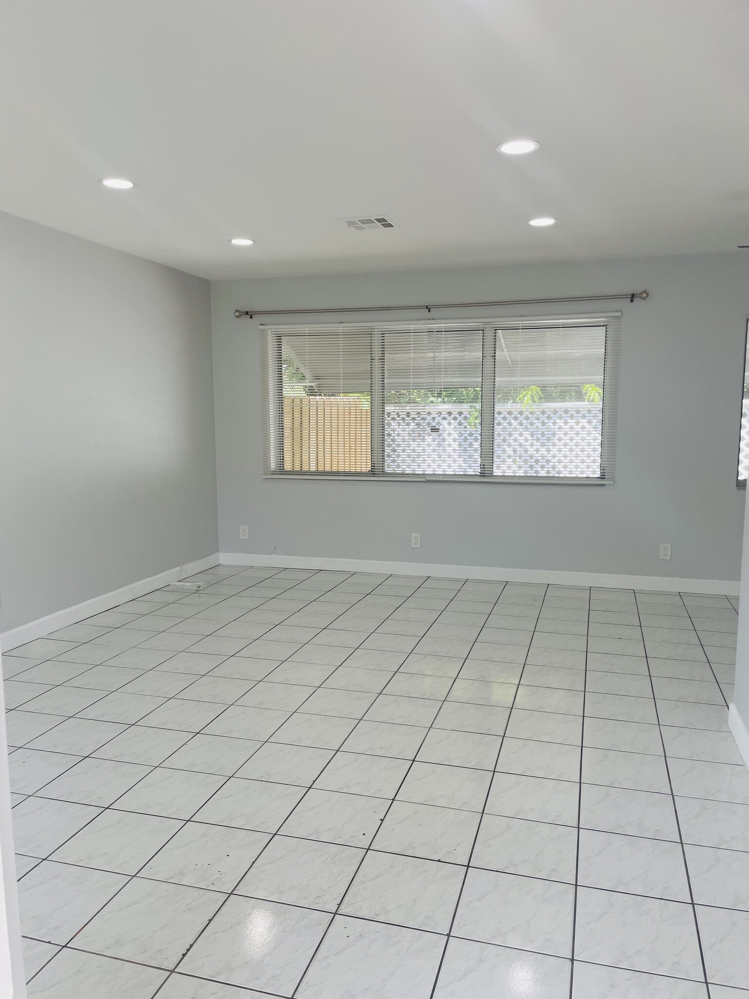 Building Photo - 1203 N Victoria Park Rd