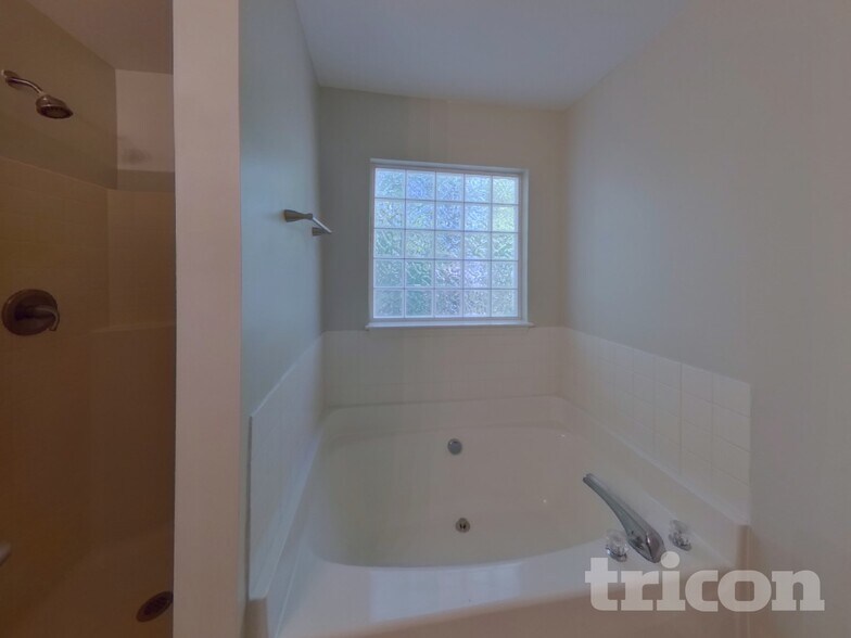 Building Photo - 1585 Kingston Dr