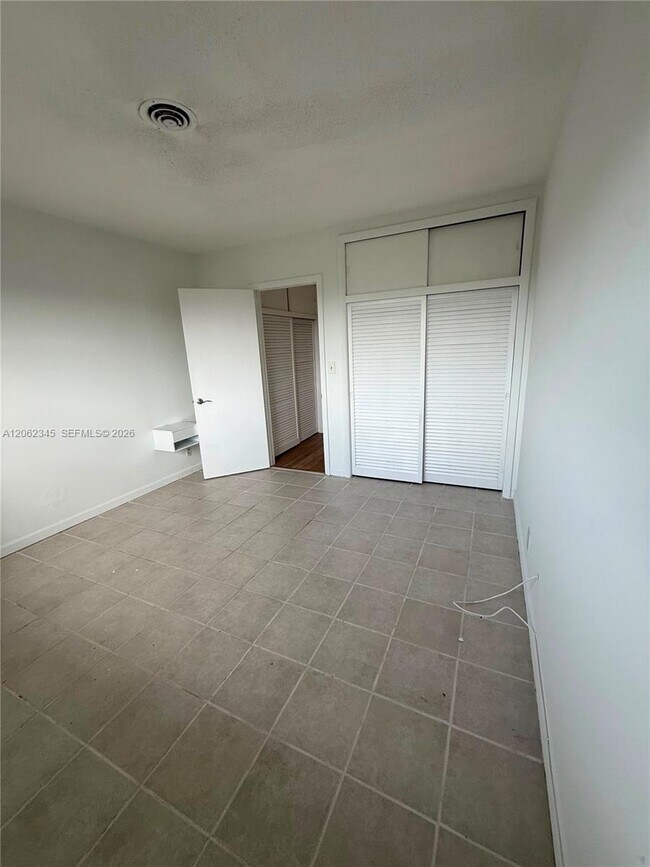 Building Photo - 1021 Crystal Lake Dr