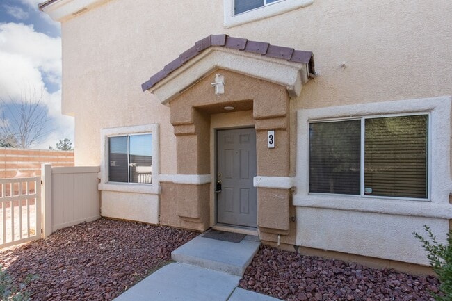 Building Photo - LARGE 3 BED, 2.5 BATH TOWNHOME IN GATED ALIANTE POOL COMMUNITY