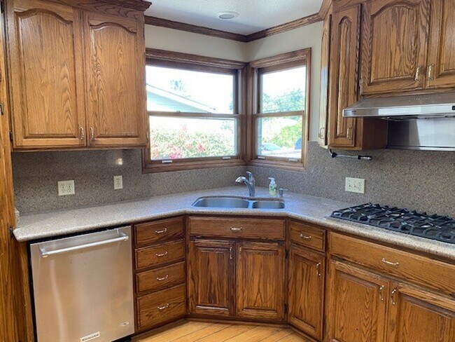 Building Photo - Charming home in great location
