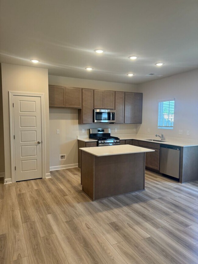 Building Photo - Brand New Luxury Living!