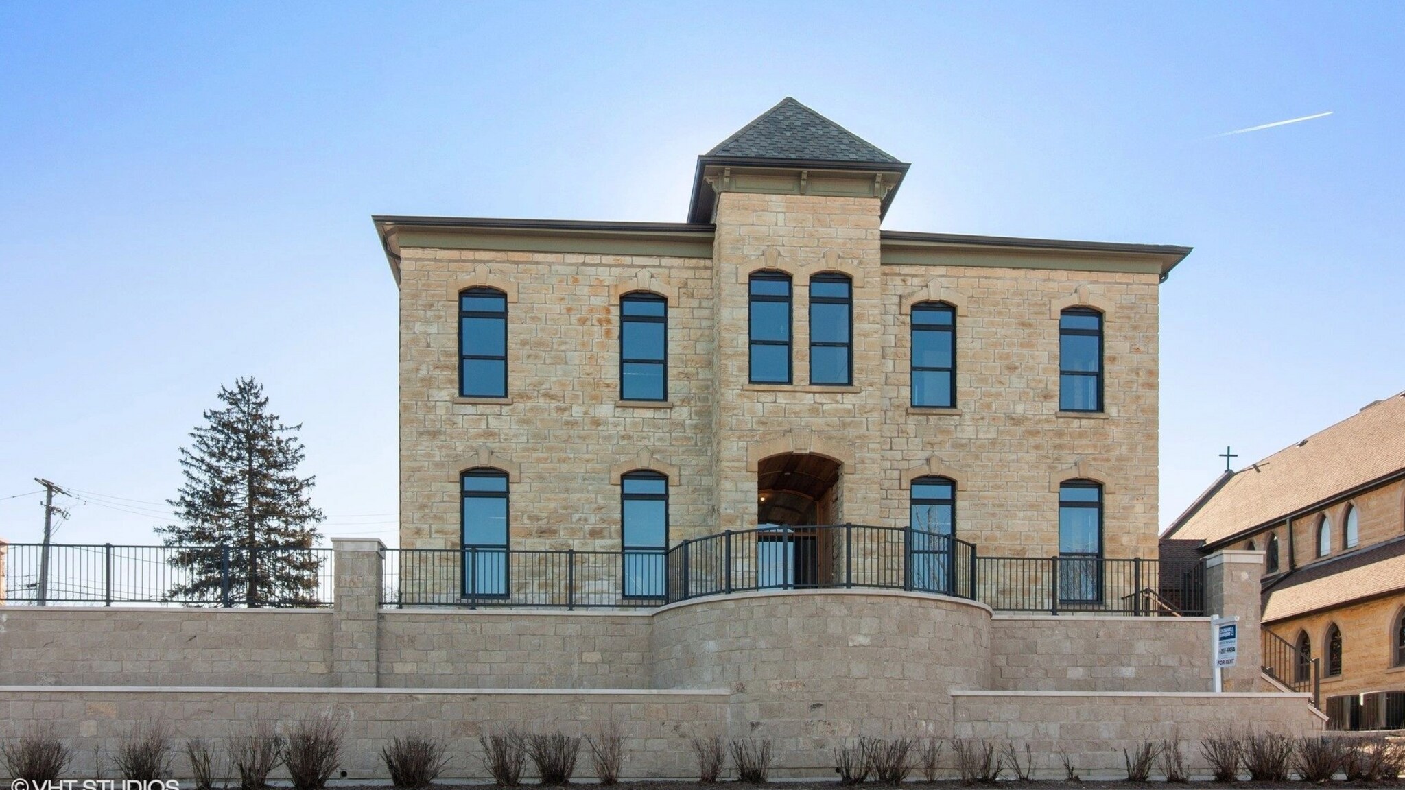 Building Photo - 220 E Illinois St