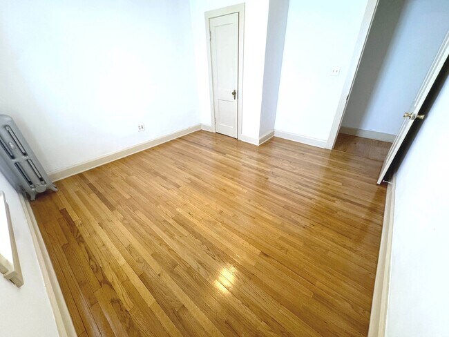 Building Photo - 26 Pen Argyl St